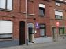 Rijwoning met zonnige tuin   bestaande uit:  Gelijkvloers: inkom, woonkamer, keuken, badkamer, bergi